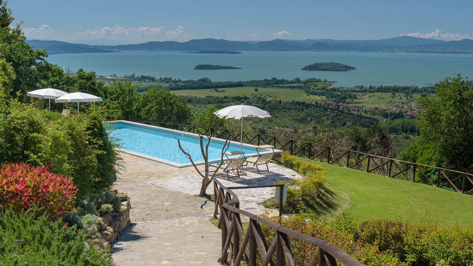 Umbria affitto villa con piscina Tuoro vacanze Lago Trasimeno relax campagna posizione mozzafiato