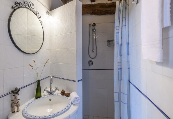 Bathroom with shower no. 2 (ground floor, unit 2) – Ca Lucciola