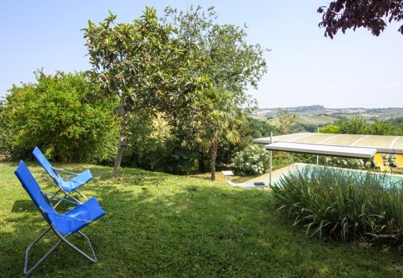 Garden with chairs and pool view – Ca Lucciola