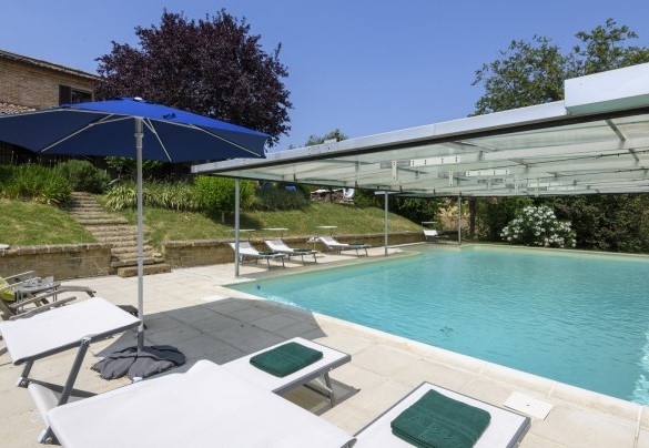 Pool area with solarium and villa access – Ca Lucciola