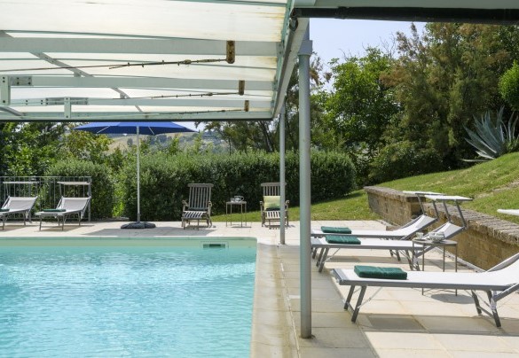 Pool area with sunbeds and cover – Ca Lucciola