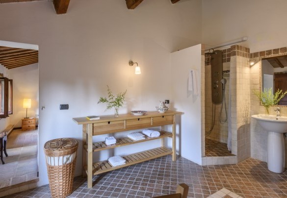 Bathroom with tub and shower no. 5 (first floor, unit 2) – Ca Lucciola