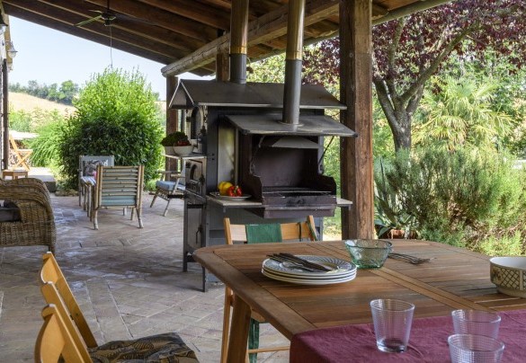 Porch with oven and dining area – Ca Lucciola