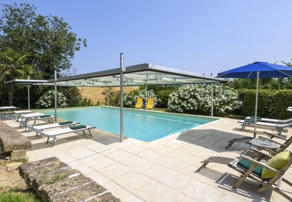 Pool with relaxation area and umbrella – Ca Lucciola