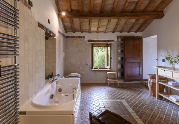 Bathroom with tub and shower no. 5 (first floor, unit 2) – Ca Lucciola