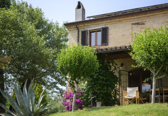 Facade with porch surrounded by greenery – Ca Lucciola