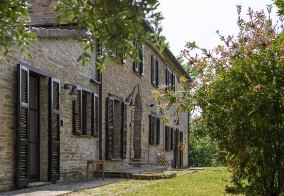 Brick side facade with wooden shutters – Ca Lucciola