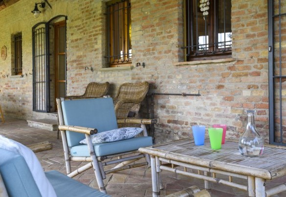 Porch with outdoor dining area – Ca Lucciola