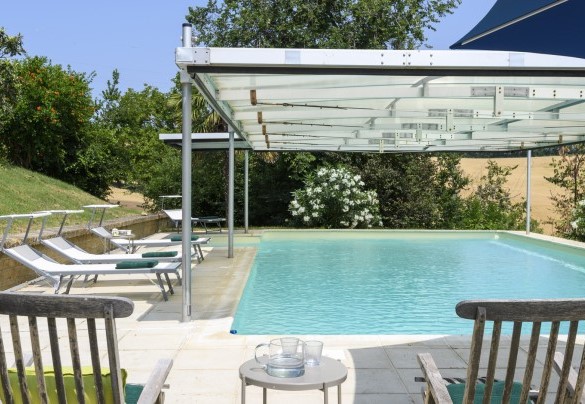 Swimming pool with solarium area and deck chairs – Ca Lucciola