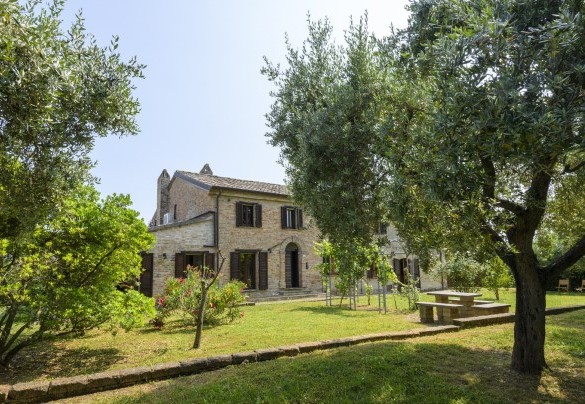 Garden with stone table and villa view – Ca Lucciola