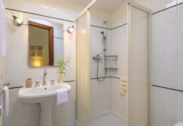 Ensuite bathroom with shower no. 3 (ground floor, unit 3) – Ca Lucciola