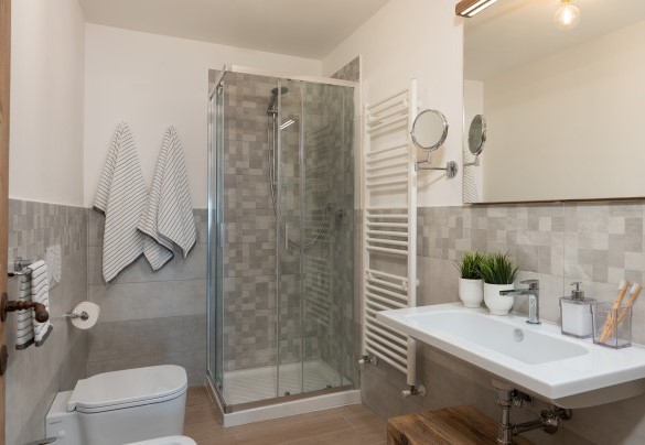 The bathroom with shower no. 5 in the unit 3 on the first floor – Casolare San Martino