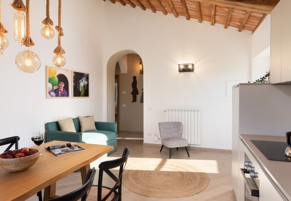 The living room-kitchen with TV in the unit 3 on the first floor – Casolare San Martino