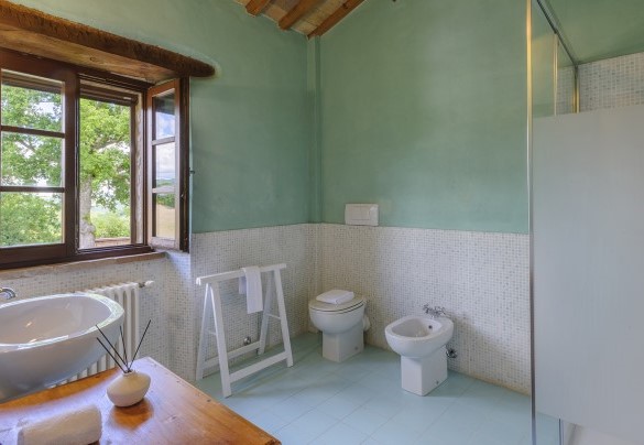 Bagno 2 con doccia, comunicante con disimpegno e camere matrimoniali 2 e 4 al primo piano - Checello