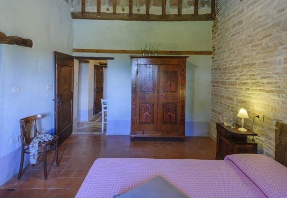 Camera matrimoniale 4 al primo piano, con accesso al disimpegno ed al bagno 2 con doccia - Checello