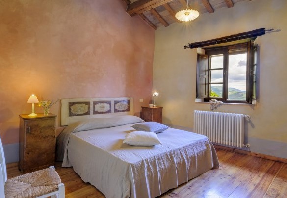 Camera matrimoniale 5 al primo piano, con accesso al disimpegno ed al bagno 5 con doccia - Checello