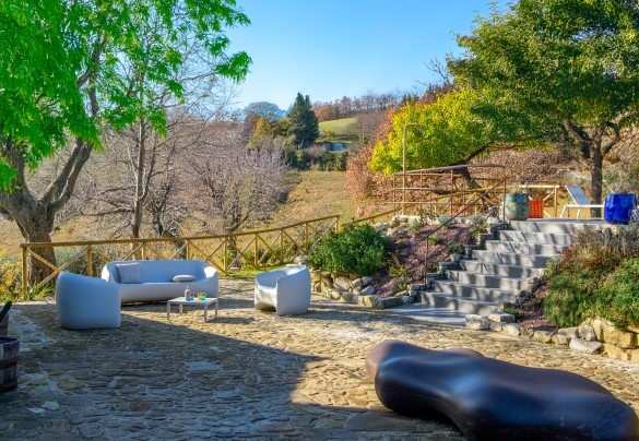 The garden features relaxation areas - Dimora dei Sogni