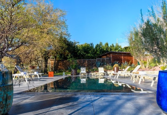 The rectangular pool measures 10 x 3m – Dimora dei Sogni