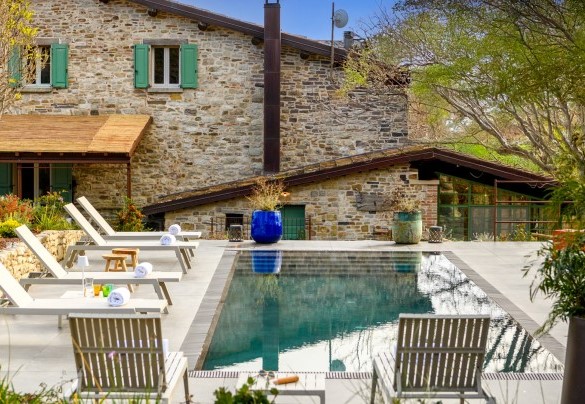 The swimming pool is located a few steps from the villa – Dimora dei Sogni