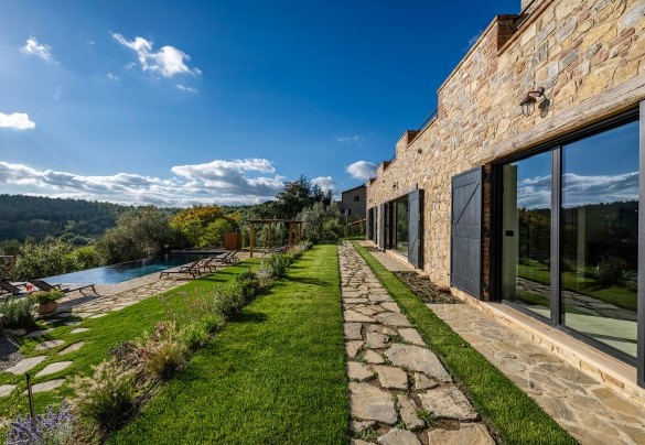 Il prato curato circonda la dimora - I Tramonti