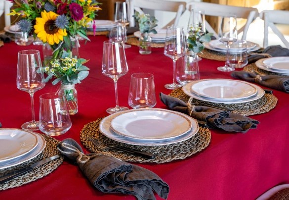 Dettaglio della tavola da pranzo che ospita comodamente dodici commensali - I Tramonti