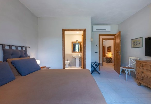 Camera matrimoniale n.3 con bagno en suite e uscita in giardino, al piano terra - I Tramonti