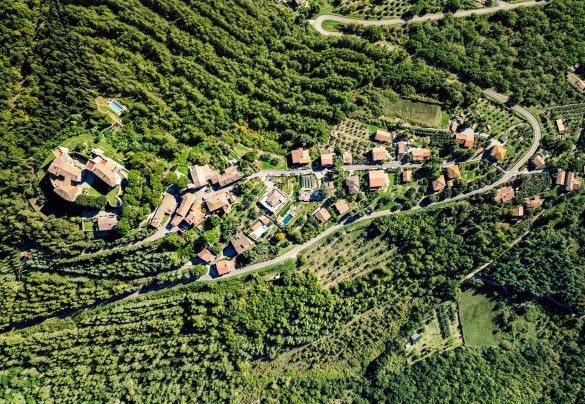 La dimora è inserita nel comprensorio residenziale di Montegiove - I Tramonti
