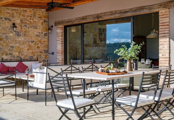 La terrazza ombreggiata vista piscina, con zona pranzo e living - I Tramonti