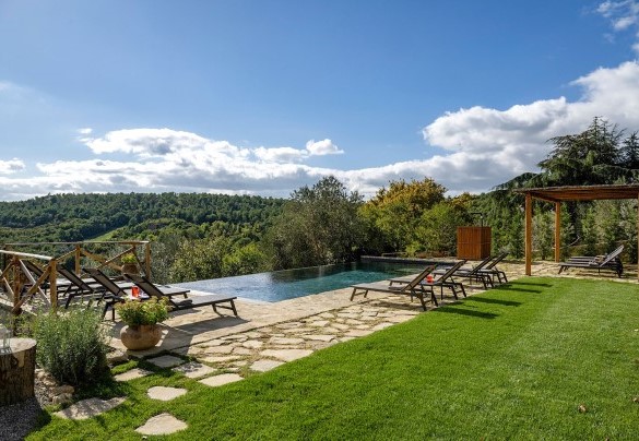 La piscina misura 11,50 x 4,75 m; accesso tramite 4 gradoni angolari; profondità costante minore di 1.50 m - I Tramonti