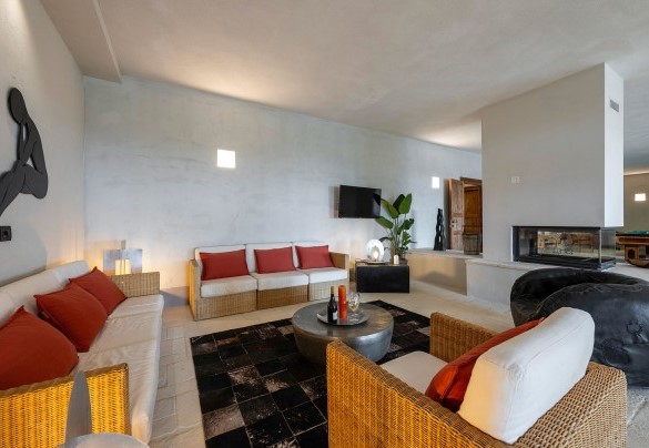 Il soggiorno in open con area tv e caminetto ornamentale, al piano seminterrato - I Tramonti