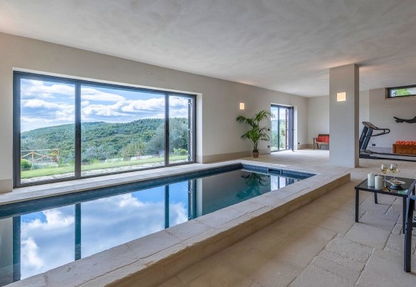 La piscina interna misura 6,11 x 2,35 m, profondità 1 m, riscaldata e con idromassaggio - I Tramonti