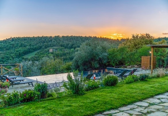 La piscina nella luce di un poetico tramonto - I Tramonti