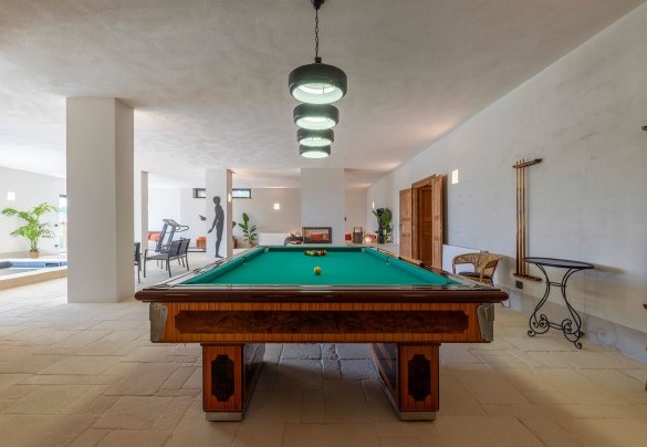Il biliardo nell’open space al piano seminterrato - I Tramonti