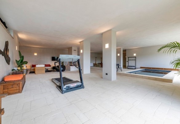 Grande open space con piscina, biliardo, zona tv, soggiorno, tapis roulant. Al piano seminterrato con uscita diretta in giardino - I Tramonti