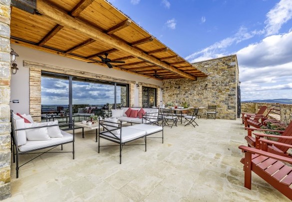 Sulla terrazza ombreggiata con vista piscina sono collocate l’area pranzo e l’area living - I Tramonti