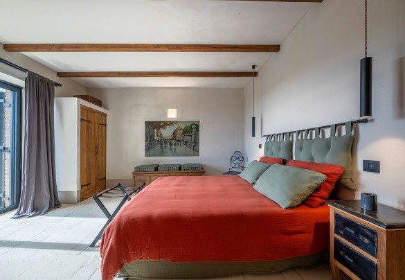 Letto matrimoniale in camera con ingresso indipendente al piano terra - I Tramonti