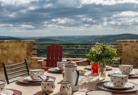 Il panorama dalla terrazza sulle colline umbre che profilano l’orizzonte - I Tramonti