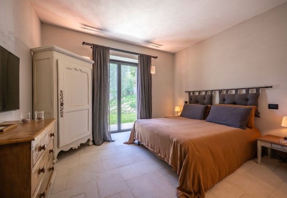 Camera matrimoniale n.3 con bagno en suite e uscita in giardino, al piano terra - I Tramonti