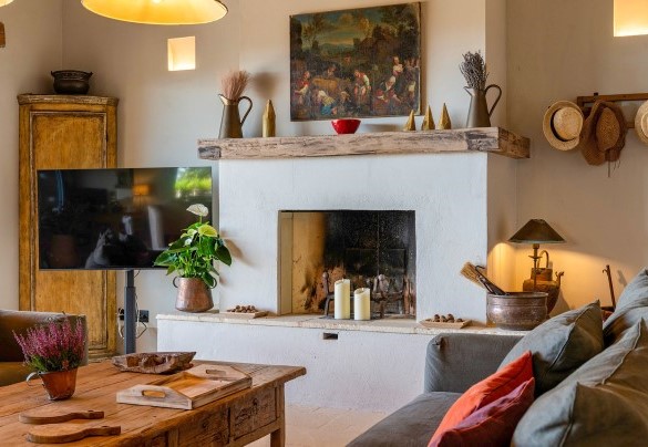 Il soggiorno luminoso con caminetto ornamentale - I Tramonti