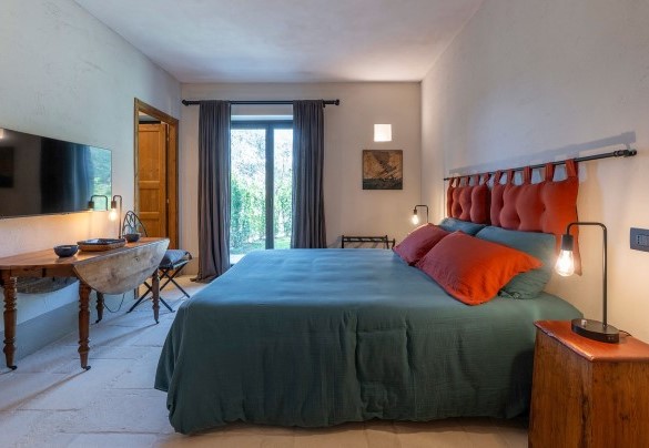 Camera matrimoniale n.2 con bagno en suite e uscita in giardino, al piano terra - I Tramonti