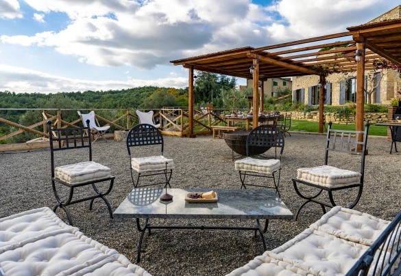 Il salotto all’aperto accanto alla cucina esterna - I Tramonti