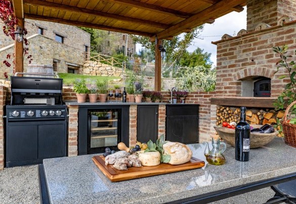 La pergola ospita la cucina esterna con forno per pizze, barbecue a gas e zona pranzo - I Tramonti