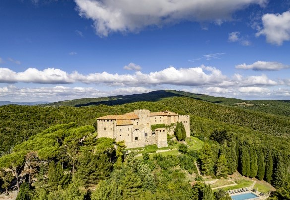 Il maestoso Castello di Montegiove a un passo dalla dimora - I Tramonti