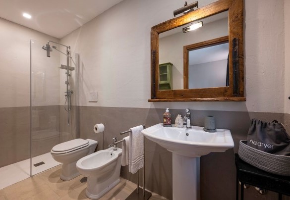 Bagno con doccia n.2 en suite alla camera n.2 - I Tramonti