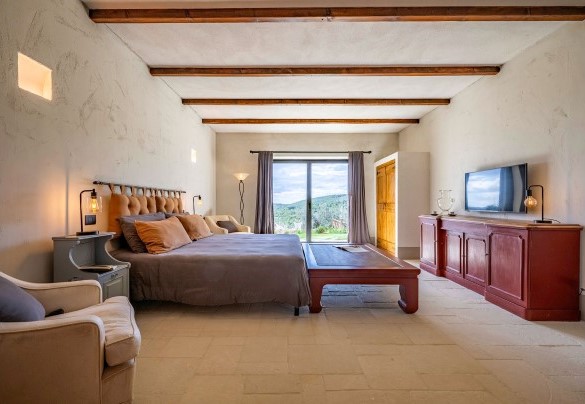 Camera matrimoniale n.5 con bagno en suite e uscita in giardino, vista piscina, al piano seminterrato - I Tramonti