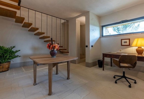 Lo studio al piano seminterrato e la scala per il piano terra - I Tramonti