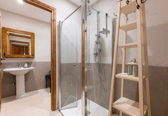 Bagno con doccia n.7 al piano seminterrato - I Tramonti
