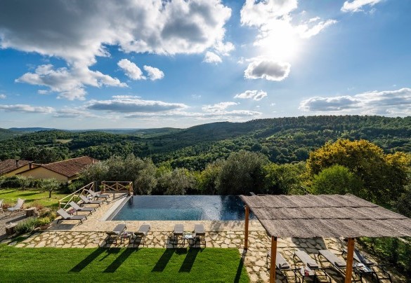 La piscina rivestita in liner touch effetto pietra; igienizzata con impianto a cloro; illuminazione notturna con accensione manuale - I Tramonti