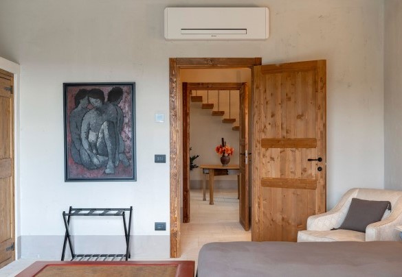 Camera matrimoniale n.5 con bagno en suite e uscita in giardino, vista piscina, al piano seminterrato - I Tramonti