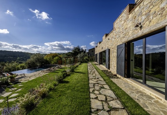 Il prato curato circonda la villa - I Tramonti